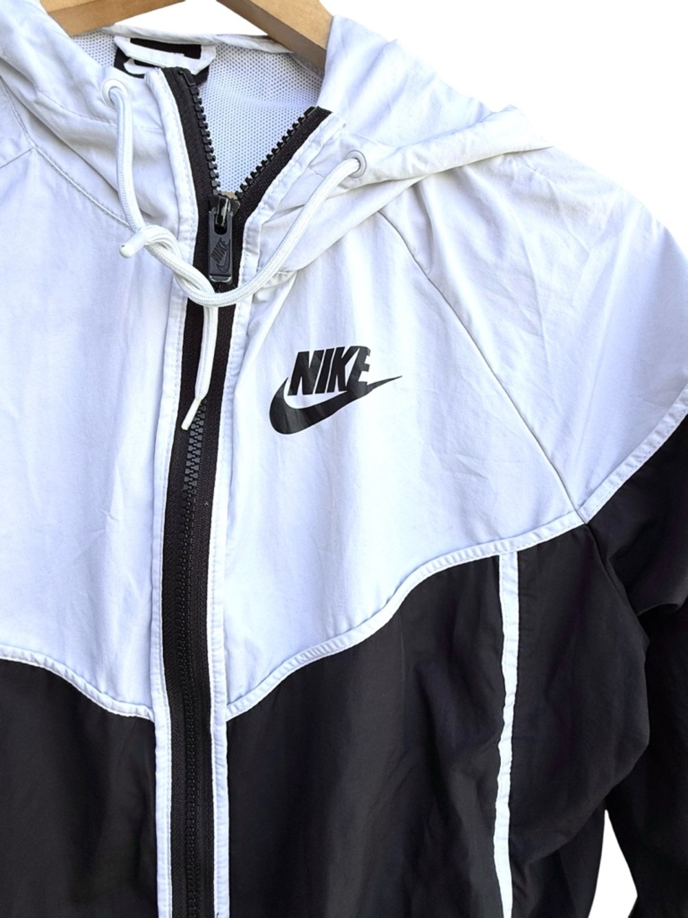Nike Sportswear Windrunner Jacket Women’s SZ Medium Lightweight CN6910-011 - Picture 2 of 7